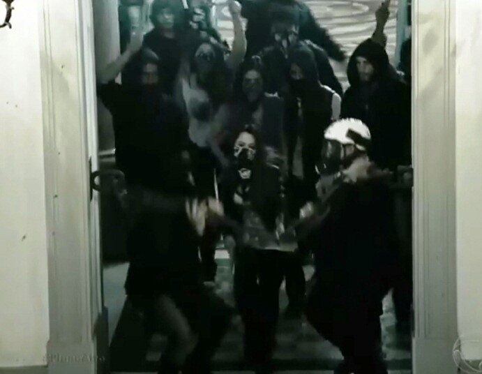 Manifestantes, entre eles
Lucrécia e Rico, invadem o prédio da Arrecadação Federal 

+ Paula vai para cama com Guido Flores

