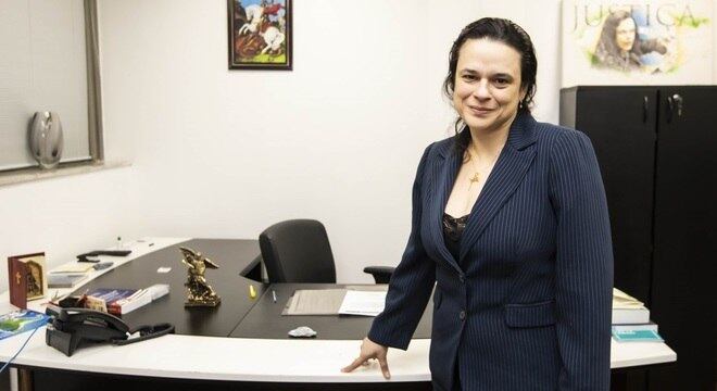 Deputada estadual critica partidos e fala sobre candidatura avulsa