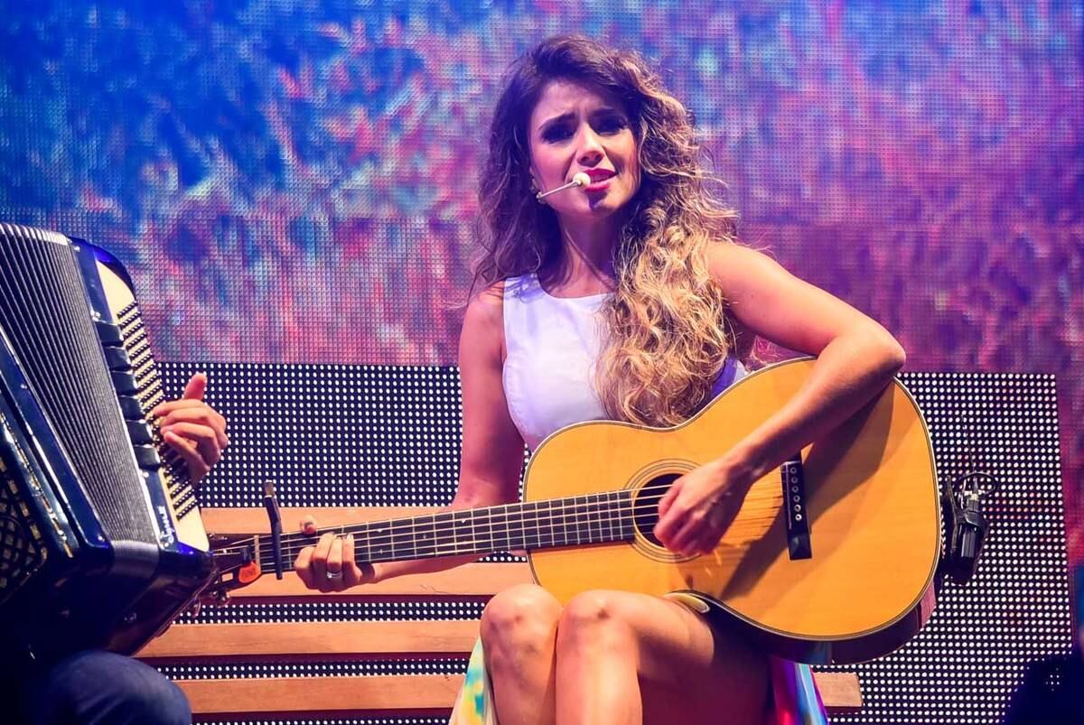 Paula apareceu romântica, sexy e até glamourosa no palco