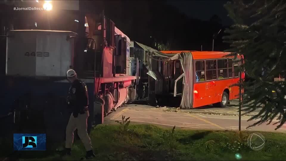 Colisão entre trem e ônibus deixa onze pessoas feridas em Curitiba