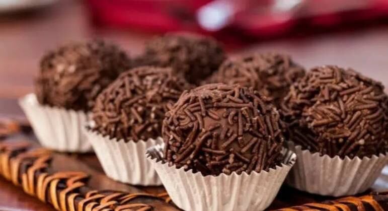 Outro item que não pode faltar nas festinhas é o brigadeiro. Nesta receita, ele leva bolacha em pedacinhos para agregar crocância. Aprenda o brigadeiro crocante e surpreenda seus convidados