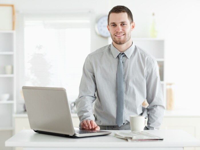 E se você acha que é pouco para um apresentador é que você não viu o salário de um apresentador de TV web. Alguns canais chegam a pagar de R$ 1.000 a R$ 1.500 para os profissionais que são estagiários ou recém-formados. A ideia é promissora, pois cada vez mais os veículos de comunicação apostam neste segmento. É um bom começo
