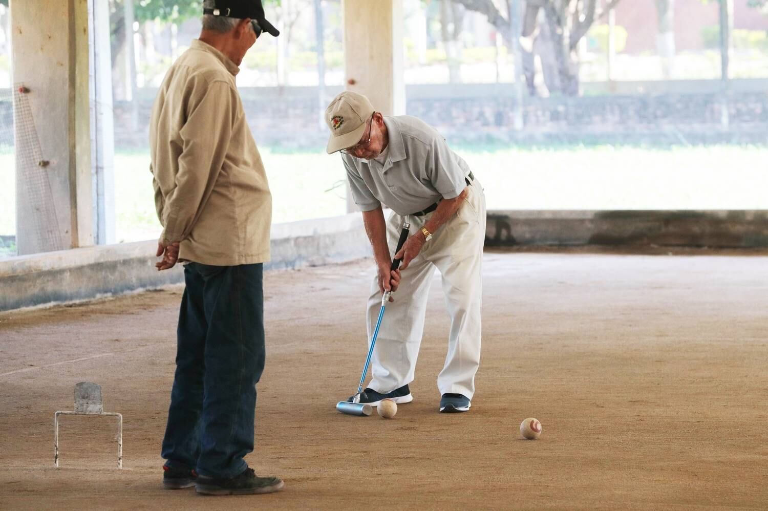 Os idosos, bem respeitados na comunidade, permanecem bem preservados fisicamente com atividades como a prática do "gateball", esporte popular no Japão inspirado no críquete. Sakae Atta, 71, faz parte do grupo que se reúne sem falta todas as tardes para jogar "gateball". "Aqui, quando estão velhos, os mais velhos saem para jogar para ter aquele encontro entre amigos. A maioria tem mais de 60 anos", disse Atta à Efe
