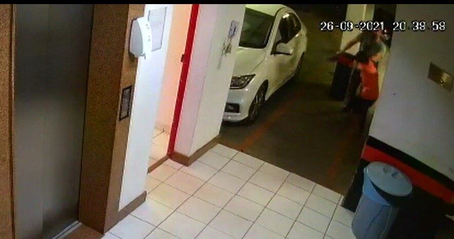 Agente é filmado agredindo criança com chinelada