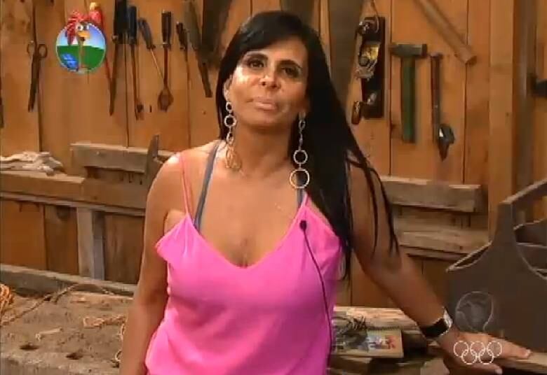 Quem é fã de A Fazenda
deve ter olhado essa foto e ouvido o grito de MARIAAAAAAA de Viviane Araújo. Foi
em tom de desespero que Gretchen deixou a casa na Fazenda 5. A cantora já vinha reclamando há semanas que não estava
suportando mais o jogo, mas ela sempre acabava convencida a ficar na casa pelos
demais participantes