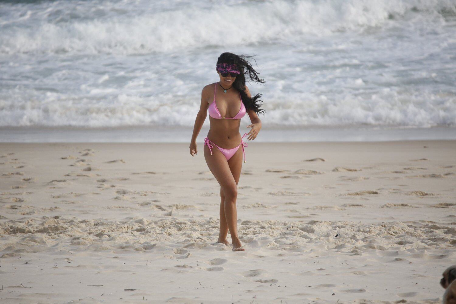Munik mostra suas novas próteses de silicone em dia de praia no Rio