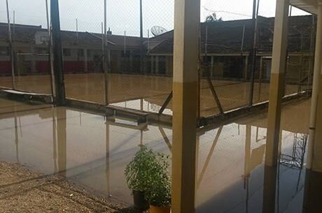 Enchentes também derrubaram muros e danificaram telhados