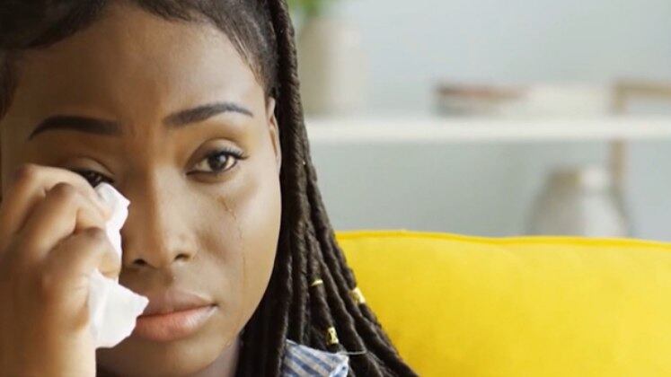 Muitas vezes, a alta cobrança pela perfeição faz uma mulher pensar que, por não conseguir atingir um nível inalcançável, cria um sentimento de culpa. Com ele, a "punição" do marido, em forma de abuso, se torna justificável nessa perspectiva. O que faz a mulher sofrer ainda mais