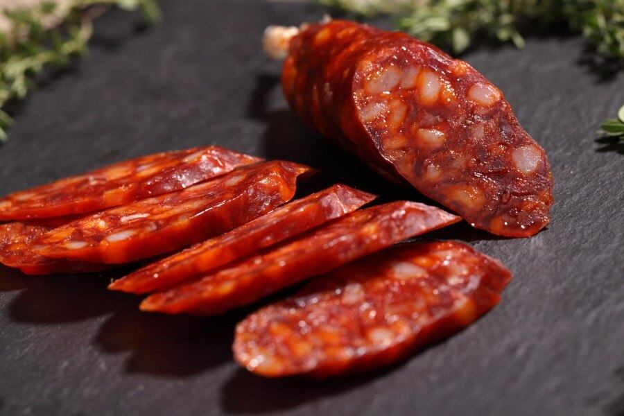 8. Chorizo

Esta carne vermelha e picante tem elevados níveis de proteína e zinco, que auxiliam na produção de testosterona.
É também uma boa fonte de tiamina, que permite que o corpo absorva aminoácidos e transforme-os em energia. Uma dica é não usar óleo na preparação do chorizo, porque ele mesmo solta o componente durante o cozimento


