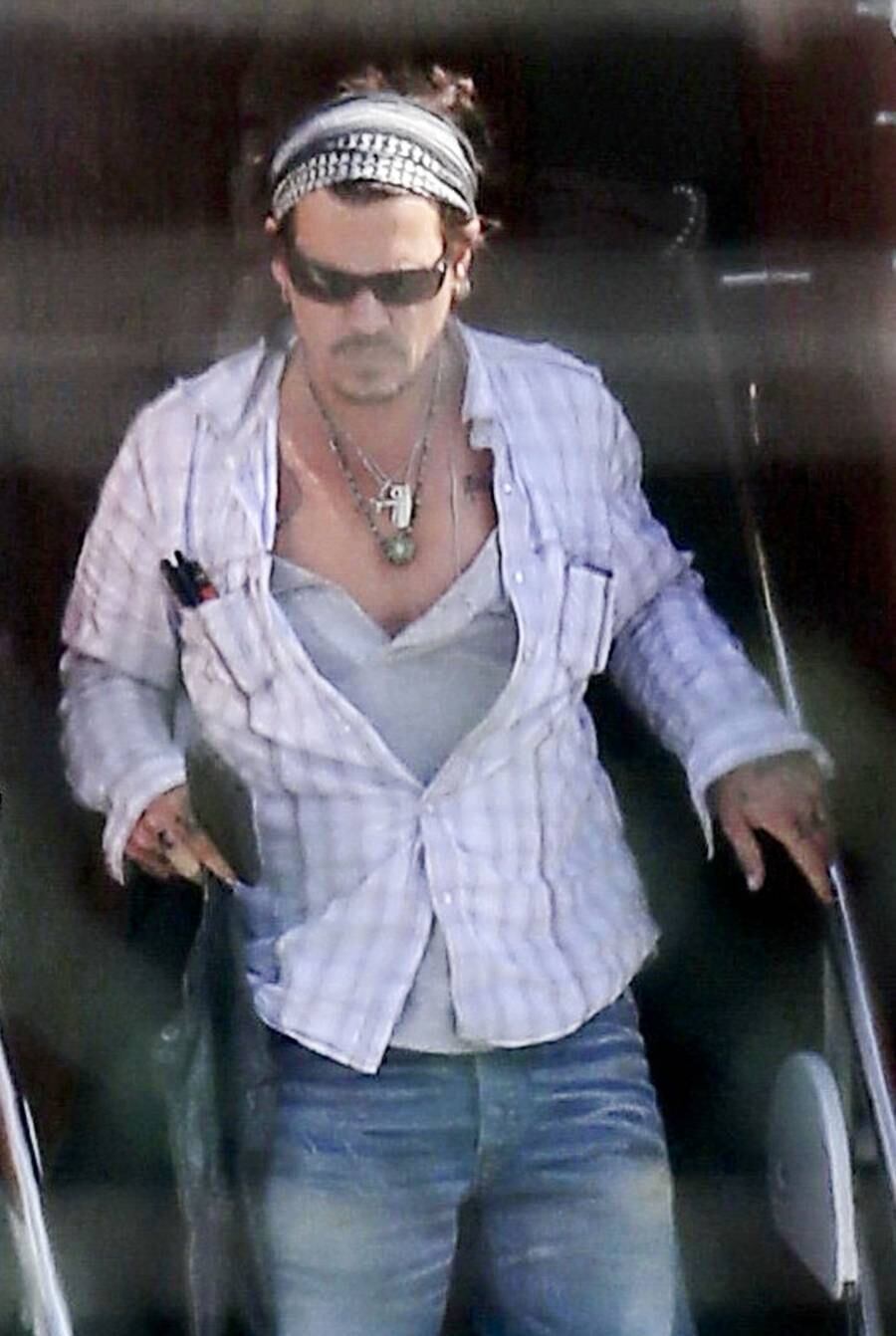 Correndo o risco de ser preso na Austrália, Johnny Depp desembarcou em Los Angeles nesta terça-feira (26)