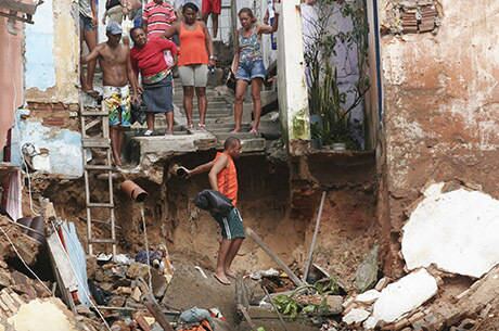 Na manhã de segunda-feira (16), aproximadamente 20 pessoas estavam utilizando escadas para tentar chegar ao interior do que sobrou dos imóveis que foram levados pelo deslizamento