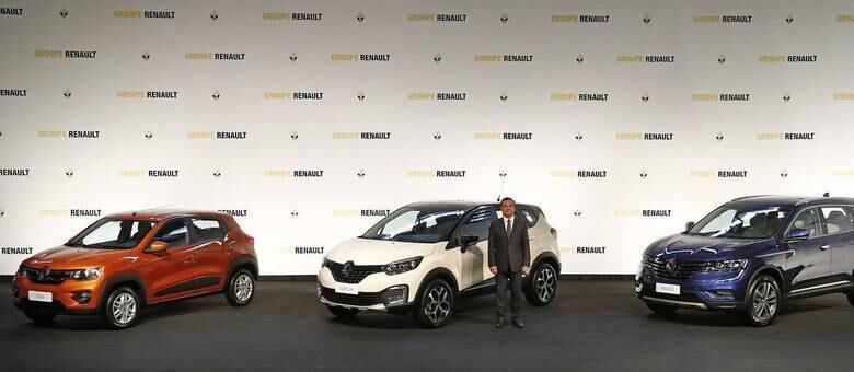 Presidente mundial da Renault, Carlos Ghosn, ao lado dos SUVs Captur e Koleos e do popular Kwid