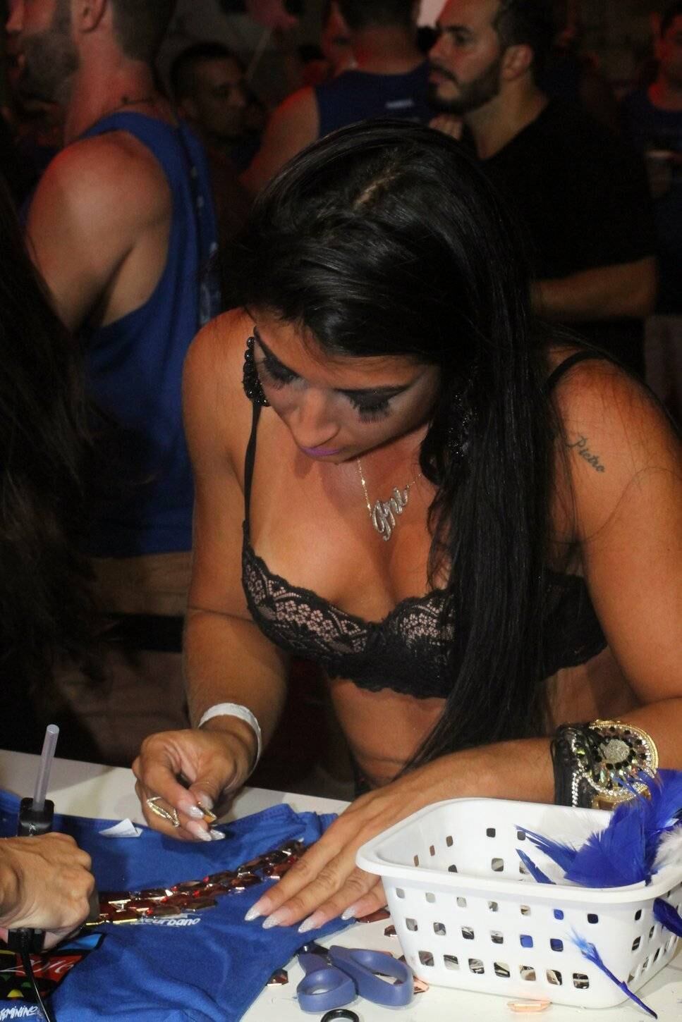 Priscila Pires, a ex-BBB que se separou do maridão no ano passado, apareceu só de sutiã no Camarote Salvador, na noite desta quinta-feira (4)
Acesse o R7 Play e assista à programação da Record quando quiser