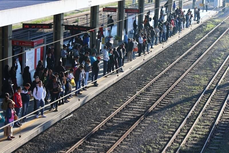 Estações da linha 8-Diamante estavam cheias nesta manhã