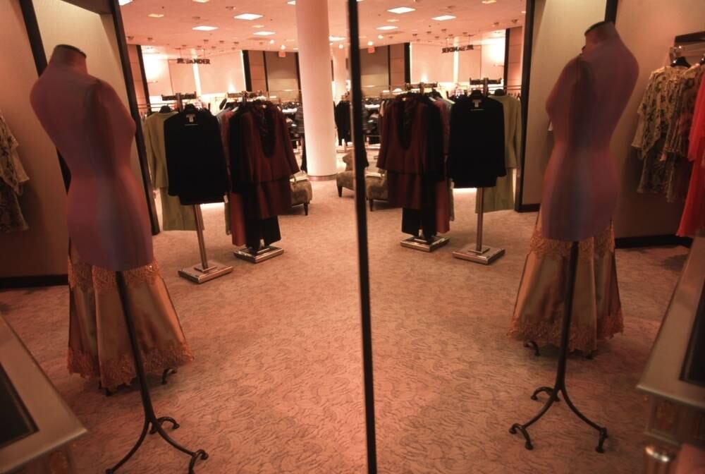 Danielle também visitou lojas de departamentos, em Orlando (EUA). Na Neiman Marcus — que vende todas as marcas famosas —, a filha do deputado gastou nada menos do que US$ 7.759,43, dinheiro suficiente para comprar um carro popular nos dias de hoje. 