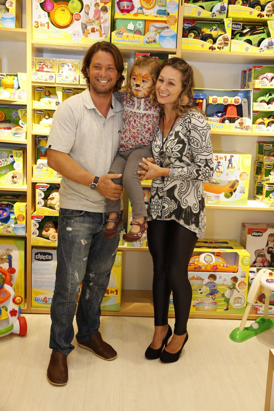 Mário foi marido de Nívea e também esteve presente no lançamento com a mulher Juliana Camati e a filha Laura 