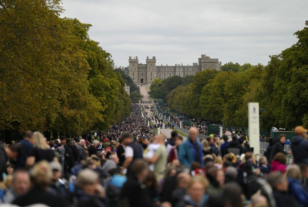 Súditos ficam ao longo da 'Long Walk' do lado de fora do Castelo de Windsor