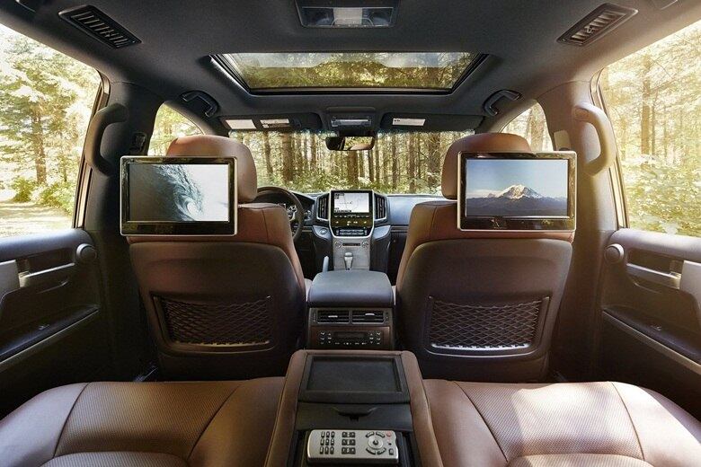Duas outras telas de 11,6 polegadas possuem reprodução de DVD de forma independente. O Land Cruiser pode levar até oito pessoas, graças à terceira fileira de bancos