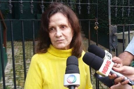 Rosamaria Murtinho na porta da casa de Miele