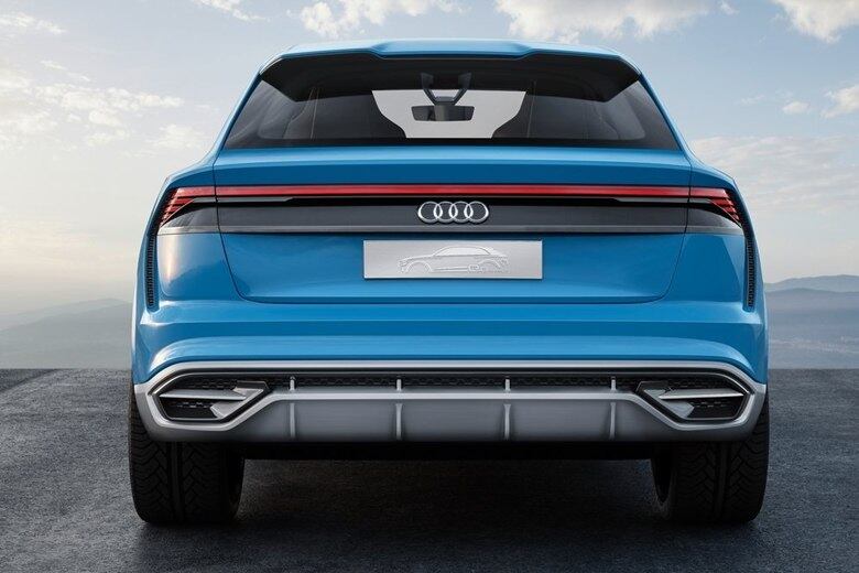 A carroceria é maior e mais larga que a do Q7, o que garante espaço interno ainda mais amplo. A queda, bem pequena, do teto coloca o Q8 na trilha dos alemães BMW X6 e Mercedes-Benz GLE Coupé