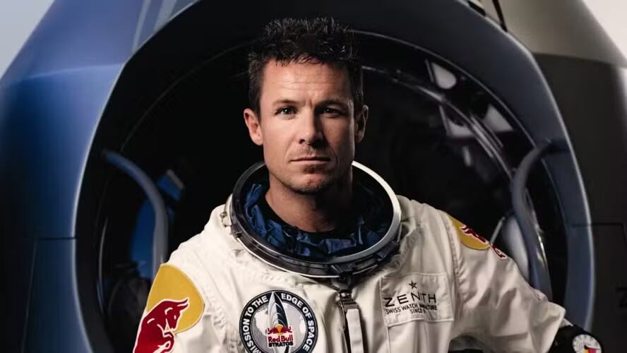 Felix Baumgartner quando realizou o maior salto em queda livre da história