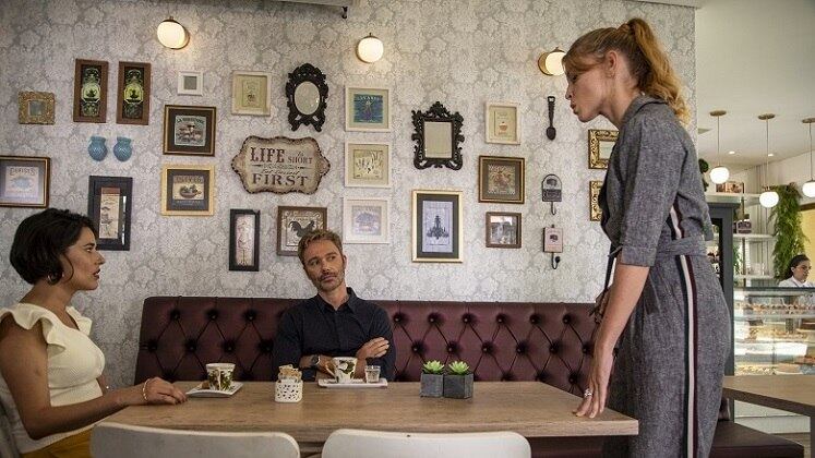 Ao longo da série, flashbacks revelaram que Júlio traiu Heloísa várias vezes durante a juventude, inclusive com Carla, que se tornou amiga da mãe de Mirela. Essa foi a única traição que Heloísa não ficou sabendo no passado, e Giane fez a revelação. A mulher, então, foi tirar satisfação com os dois