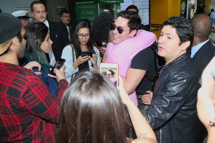 Christian Chávez foi cercado por fãs no Aeroporto Internacional de São Paulo, localizado em Guarulhos