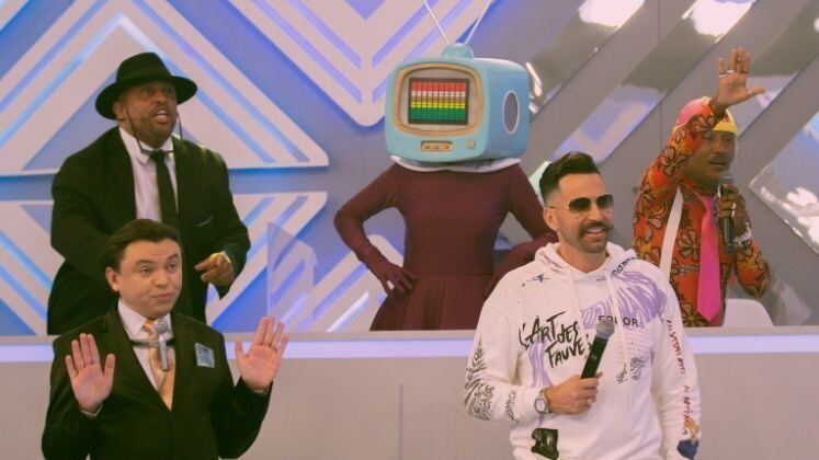 Ao lado de Latino, a trupe do A Noite É Nossa se divertia por trás das câmeras. Mas o que será que eles tanto observavam?