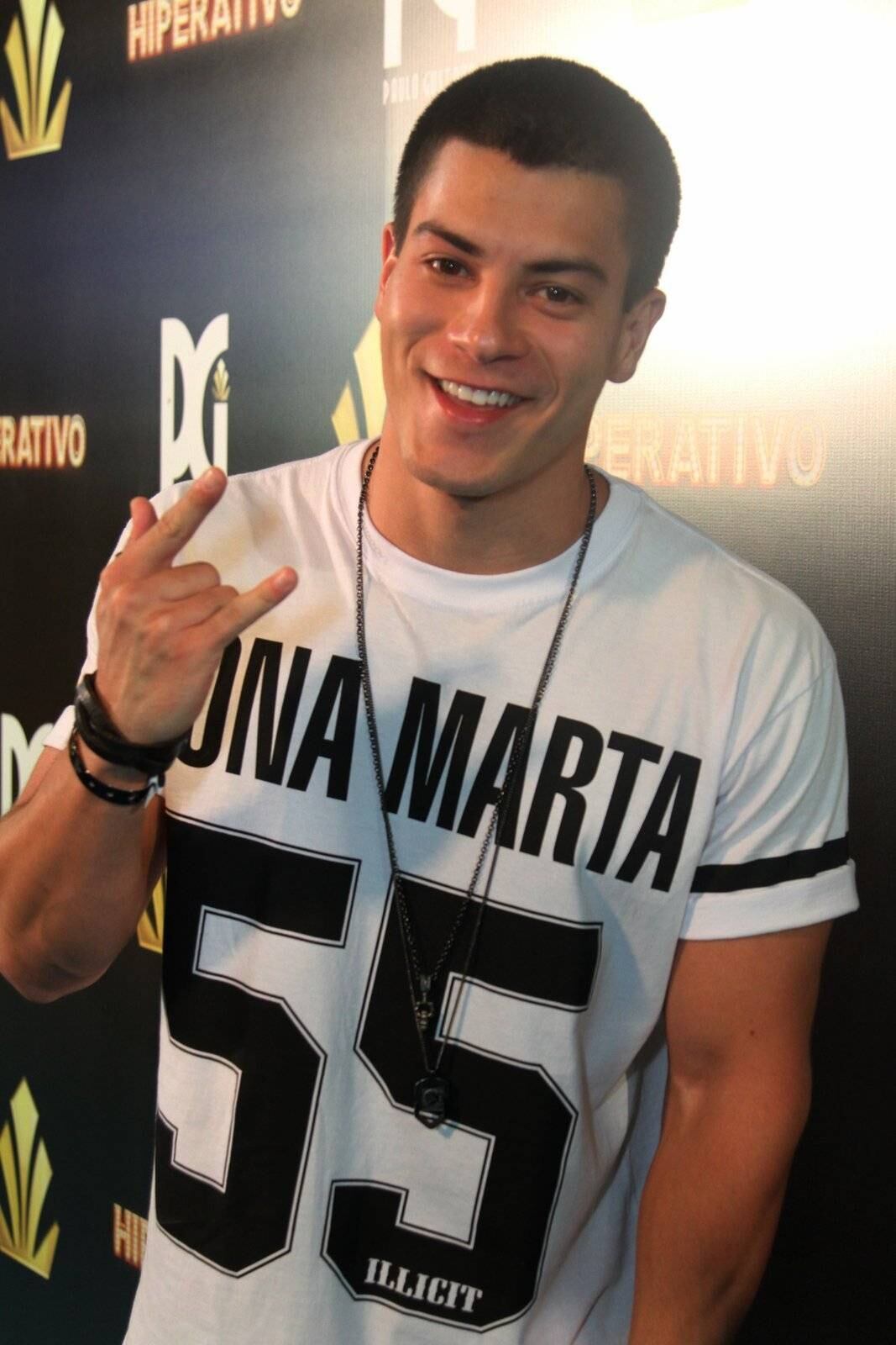 Arthur Aguiar sorriu para os fotógrafos