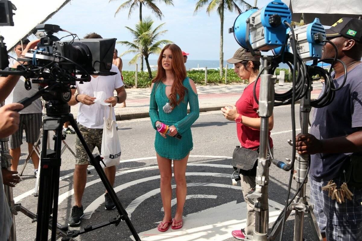 Para a gravação, Marina usava um vestido de tricô curtinho verde água 