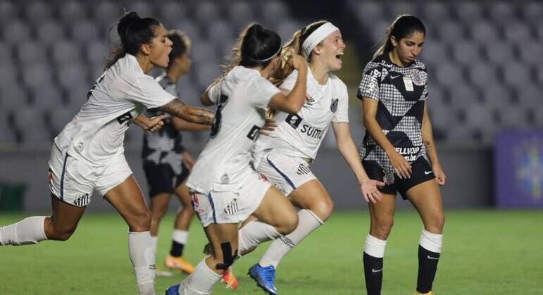 3. Histórico com vantagem santista

No quesito Brasileirão, a vantagem é santista: são sete jogos, com quatro vitórias das Sereias, contra três das Brabas. O último confronto importante, na final do campeonato em 2017, o Santos foi campeão por um placar acumulado de 3 a 0