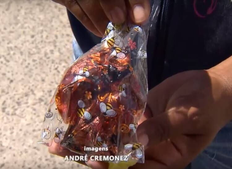 Uma mulher e seus dois filhos foram envenenados após comerem bombons em Jaú, no interior de São Paulo. Os bombons haviam sido entregues na casa da família por um mototaxista. A mãe está bem, mas as crianças continuam internadas na Santa Casa da cidade. Uma delas está na UTI (Unidade de Terapia Intensiva)