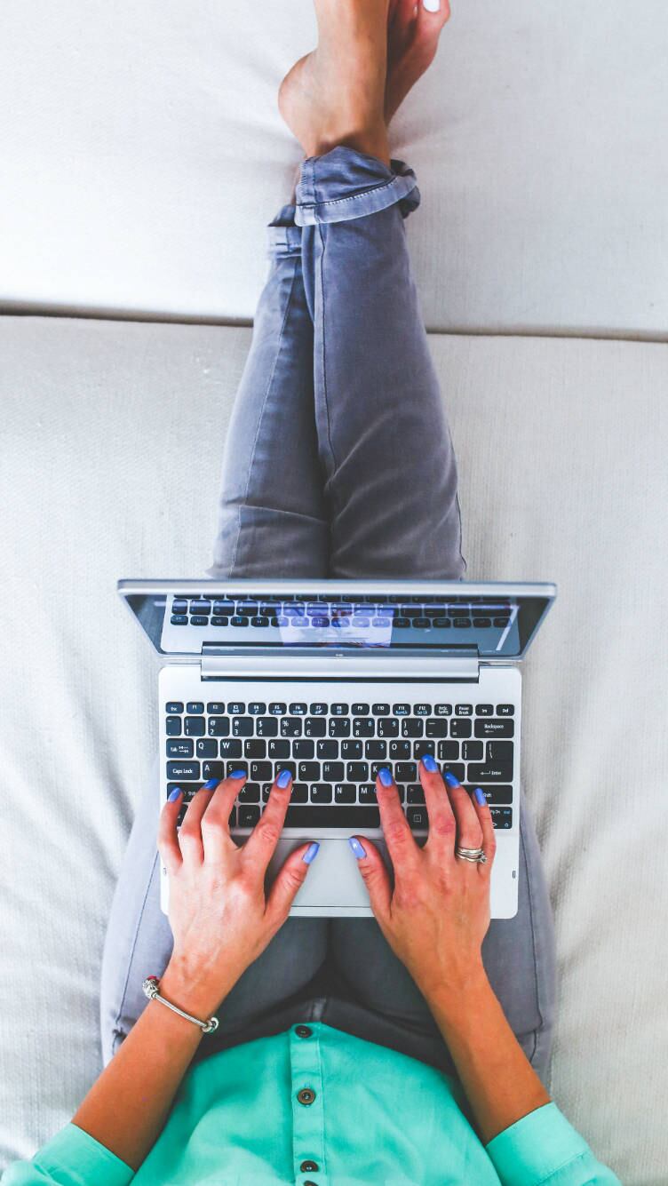 4 - Trabalhar
com palavra chave 


“O recrutador vai receber 1000
currículos, então é melhor não ficar enrolando, fazendo redação. Seja mais direto, trabalhe com palavras
chaves”