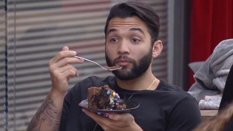 56 - Os casais mandam muito na cozinha, mas é na hora de comer que vem a felicidade. Jonjon caprichou no pedaço de bolo e a quantidade do doce escolhida pelo DJ divertiu os colegas de confinamento