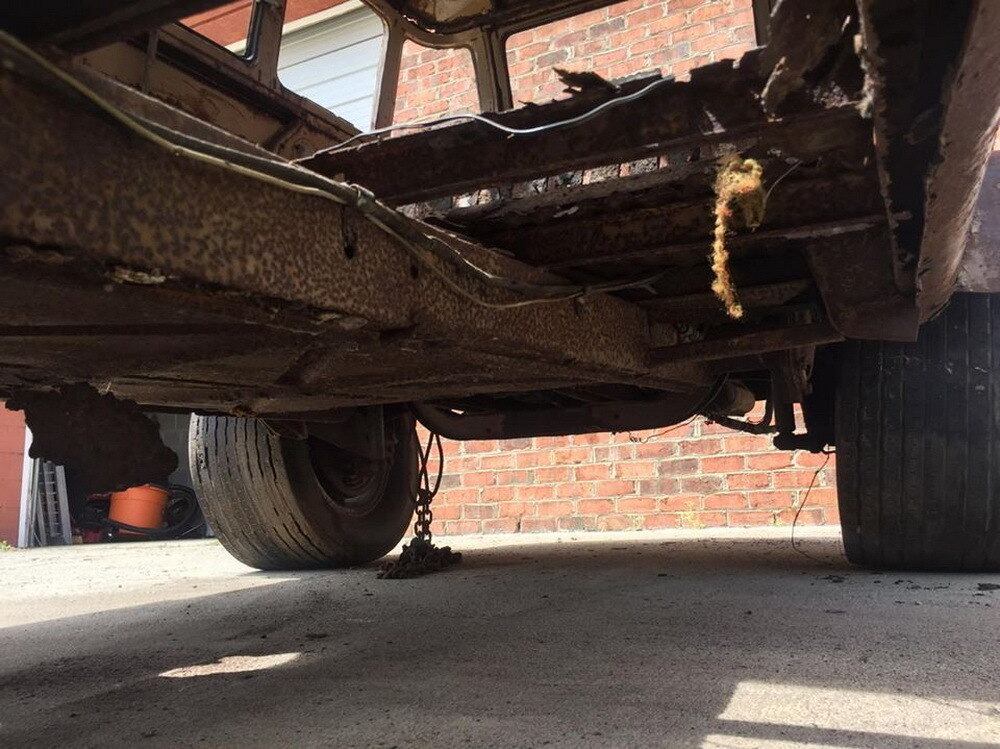 A van deixou de ser produzida em São Bernardo do Campo (SP) por força da legislação, que tornou os airbags frontais e o sistema ABS dos freios obrigatórios em veículos zero quilômetro