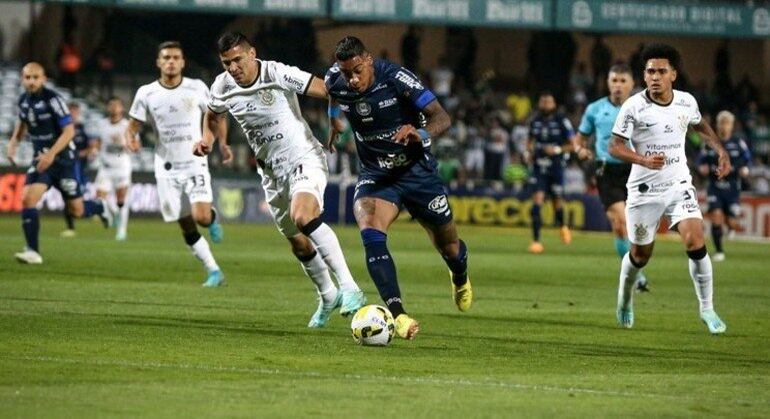 Alef Manga fez belo gol no empate entre Coritiba e Corinthians pelo Brasileirão