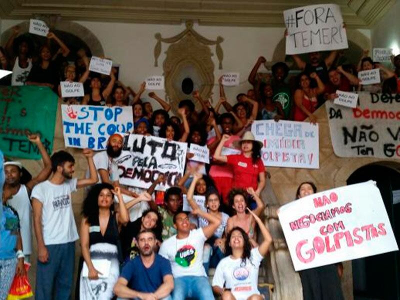 Em ato na escadaria do prédio ocupado, manifestantes criticam o presidente interino Michel Temer e a extinção do Ministério da Cultura