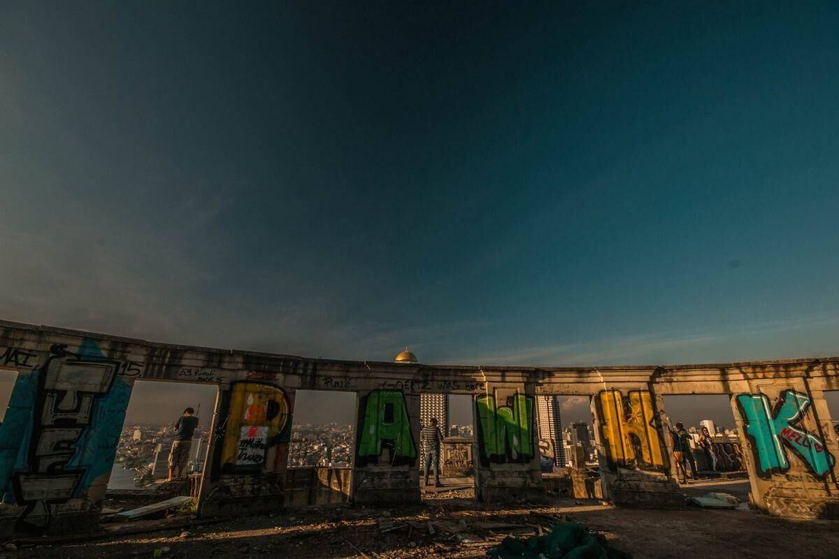 O drama político de Torsuwan, a economia e o clima de depressão no país, causaram um grande impacto sobre o arranha-céu de luxo. A consturção ficou parada. Com cerca de 80% do edifício completo, seus 49 andares inacabados se deterioraram