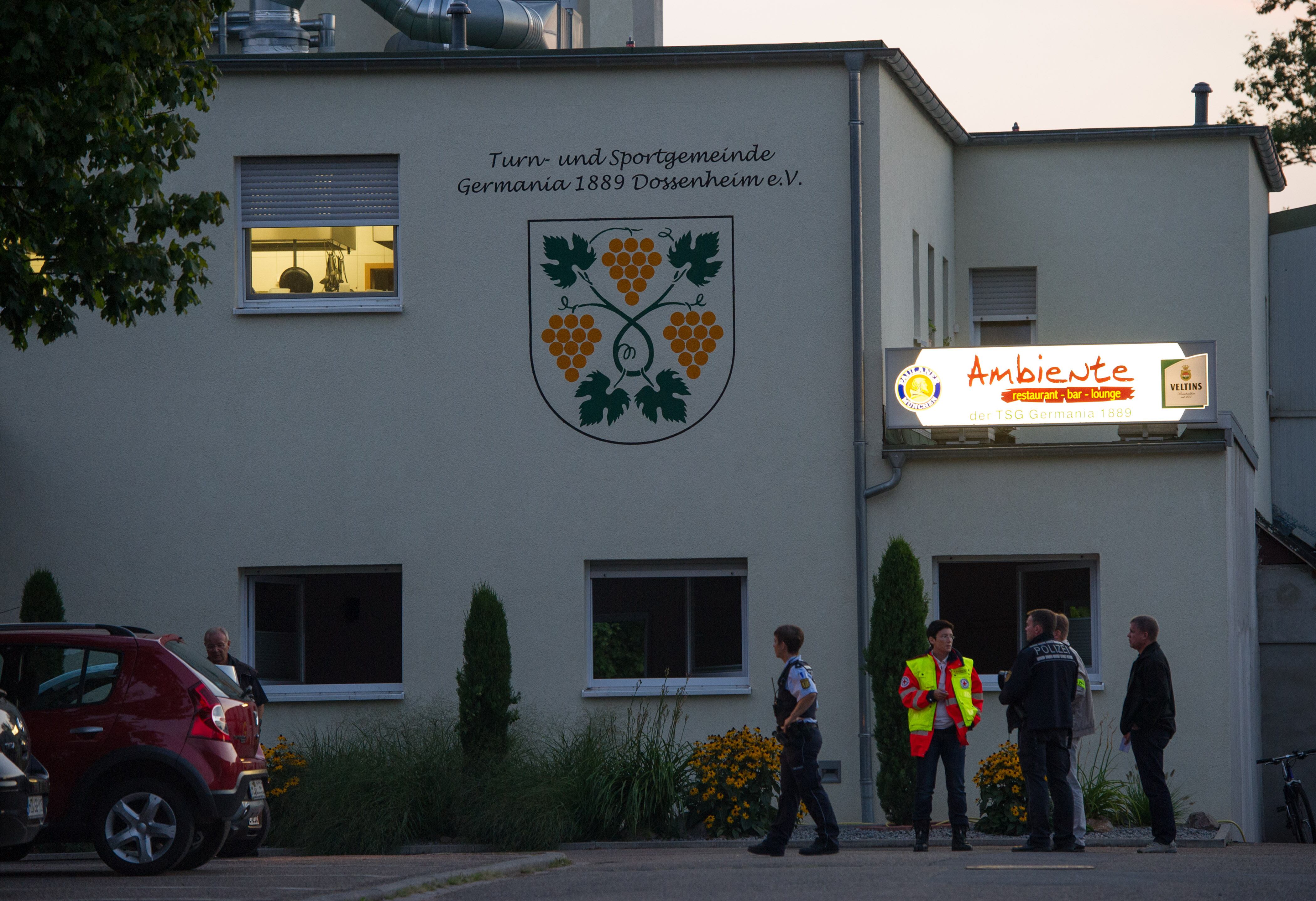 Policiais e equipes de resgate são vistos em Dossenheim, na Alemanha. O acusado matou duas pessoas, feriu outras cinco e cometeu suicídio em seguida