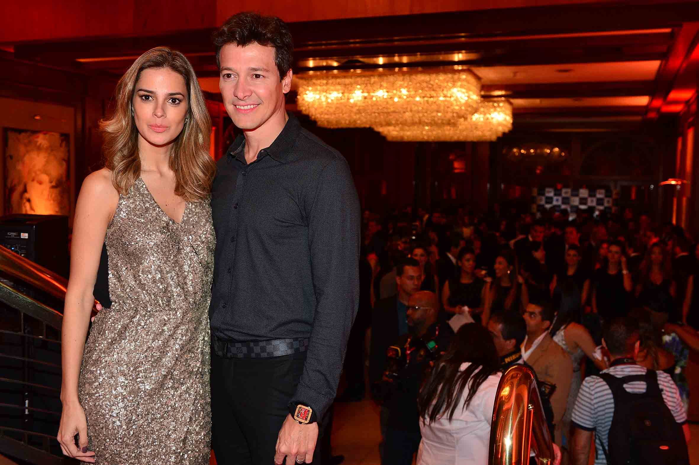 Pai de três meninas, Helena de 9 meses, Maria, de 5, e Clara, de 8 anos, Faro contou que tenta, no dia a dia, da melhor forma possível,
ensinar o que é solidariedade às meninas.
— Eu mostro para elas que o que
elas vivem hoje, sendo minhas filhas, não condiz com a realidade do Brasil. Uma
vez por ano, elas reúnem alguns brinquedos que elas não querem mais para doar a
crianças pobres. Isso é uma coisa muito importante e que eu incentivo sempre