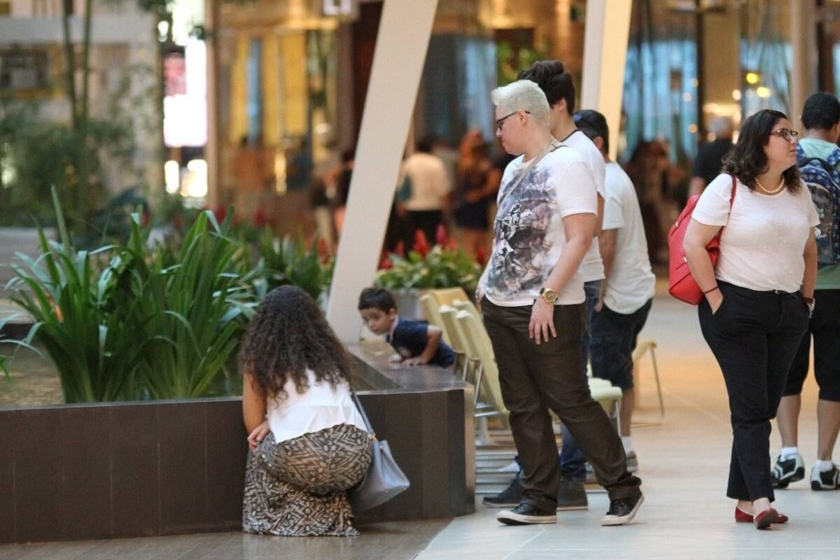 Lívian se agachou para brincar com um garotinho, que passeava pelo local