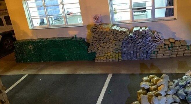 Grande quantidade de drogas era transportada em tanque falso de caminhão