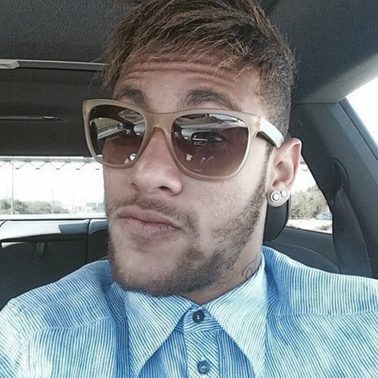 Por sinal, Neymar Jr. e vários famosos são craques também em fazer selfies, mesmo enquanto dirigem. Confira a seguir as celebridades que já fizeram um autorretrato enquanto dirigiam, dando mau exemplo aos fãs