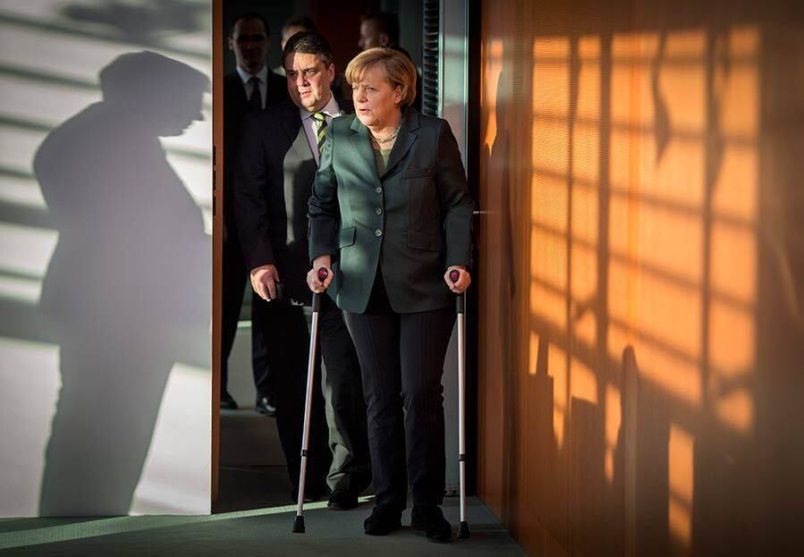 A chanceler alemã Angela Merkel, chefe de governo, chega de
muletas para a reunião semanal com seu gabinete, após sofrer um acidente de esqui durante as férias de fim de ano