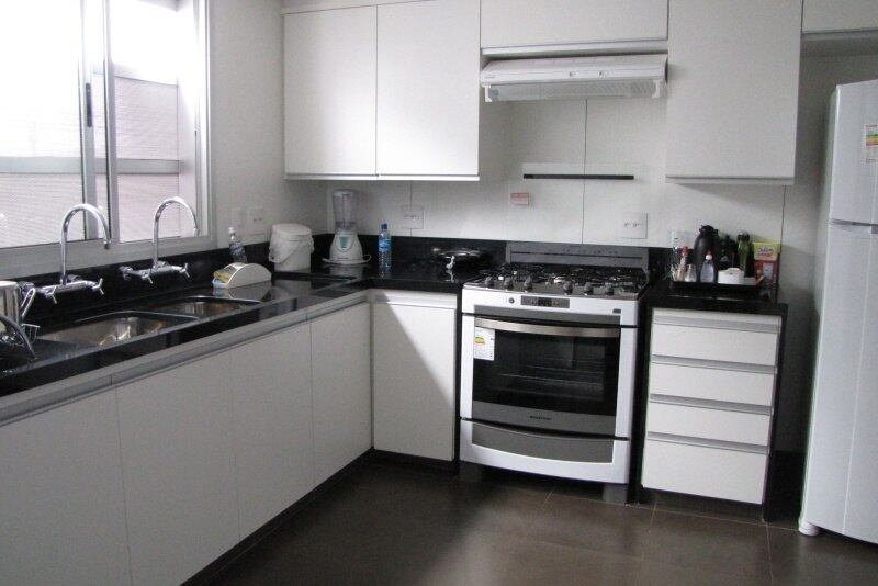 Os imóveis possuem eletrodomésticos de linha branca, entre eles fogão, geladeira, freezer e máquina de lavar roupas. Tudo faz parte do patrimônio da Câmara, que arca com a manutenção