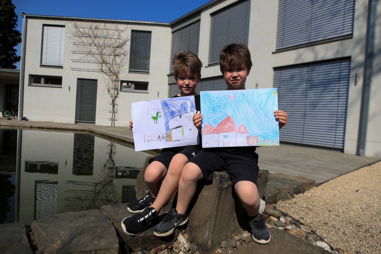 Os alemães Noa, de 7 anos, e Tom, de 6, sentem falta de sair e pode passear. "Eu desenhei a escola e o meu amigo Moritz, porque eu sinto muito falta dele, e também o parque Odyseeum porque estou com saudades", disse Noa. Já tom pintou desenhou os avós, que não pode visitar durante a pandemia
