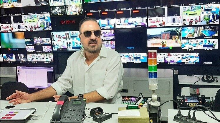 Onde tudo tudo acontece
É nesta sala — o switcher — onde os participantes do reality
são monitorados. São 50 câmeras controlando tudo o que acontece, com capacidade
para gravar seis canais diferentes ao longo do dia! Aqui, ficam as equipes de
conteúdo, som, diretores e outros. Já imaginava que era assim?