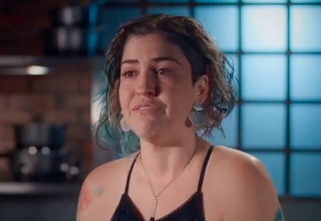 4. Bia Leitão

No desafio de preparar uma releitura das comidas de rua, Bia não conseguiu agradar os jurados e deixou o reality


