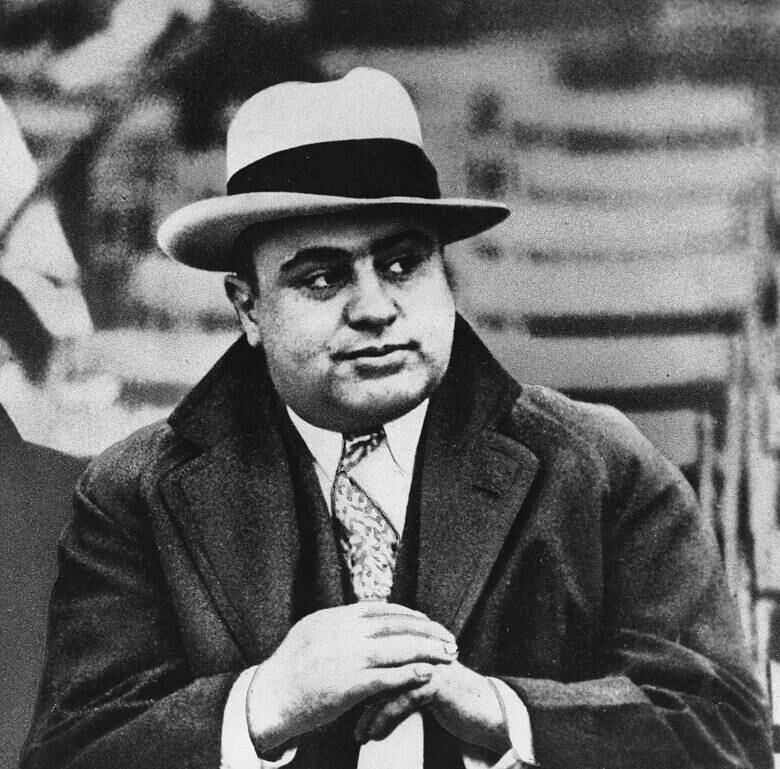 Americano com ascendência italiana, Al Capone foi um dos maiores mafiosos dos Estados Unidos. Ele fez fortuna liderando um esquema milionário de contrabando de bebidas alcoólicas durante o período da Lei Seca nos EUA, entre os anos 1920 e 1930. Após ser preso e contrair sífilis, morreu de distúrbios mentais em 1947