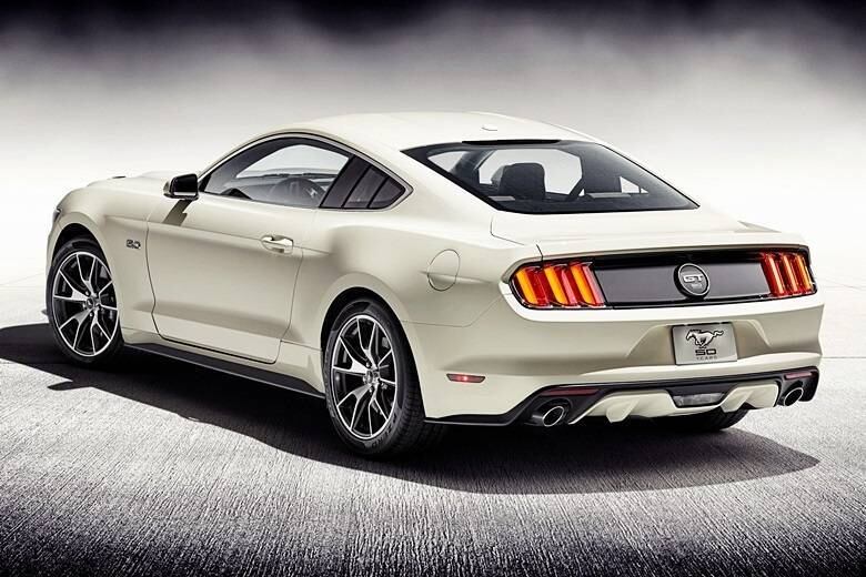 Já a mecânica terá opções mais ecológicas pela primeira vez na história do modelo. A versão de entrada, por exemplo, usará o "compacto" 2.3 Ecoboost (turbo), com quatro cilindros em linha, 309 cv de potência e 41,5 kgfm de torque